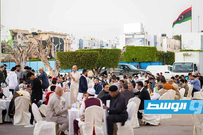 مدينة مصراتة تحتضن مبادرة الإفطار الجماعي، التي يشارك فيها أبناء المدينة وضيوفها من عدة مدن ليبية. (تصوير: عماد خضورة)