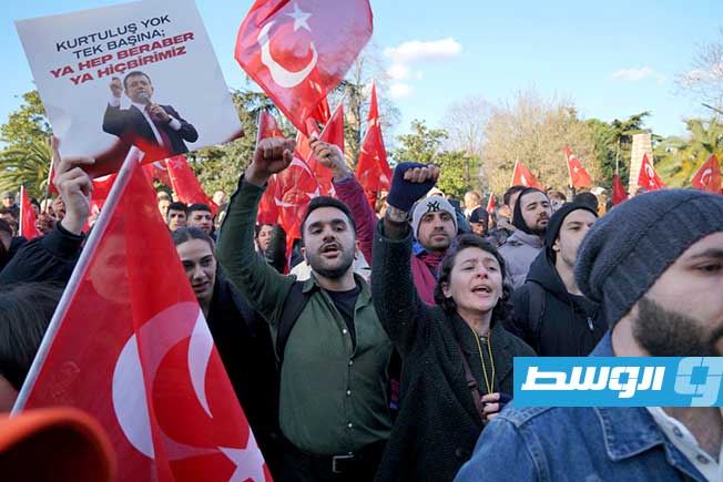 يتجمع أنصار رئيس بلدية إسطنبول أكرم إمام أوغلو خارج مبنى بلدية إسطنبول الكبرى احتجاجاً على اعتقال إمام أوغلو في إسطنبول. 19 مارس 2025 (رويترز)