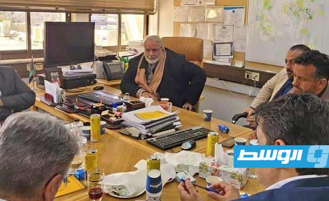 المدير الإقليمي لشركة «شلمبرجير» فرناندو روجي خلال لقاء مع مسؤولين بشركة الخليج العربي. (شركة الخليج العربي)