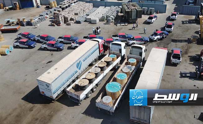 قافلة الشركة العامة للكهرباء المتجهة إلى الكفرة قبل انطلاقها من مخازن الشركة. (الشركة العامة للكهرباء)