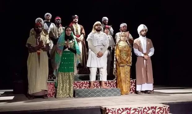 عرض مسرحية «الأقنعة» في مصراتة (فيسبوك)
