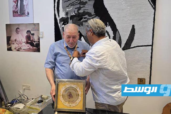 «مركز السلام الثقافي» يكرم رئيس الجمعية الثقافية الاجتماعية الليبية في لندن ونيس التاجوري (فيسبوك)