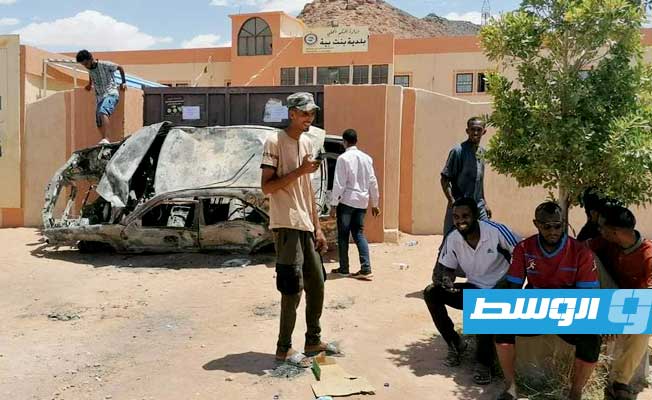 متظاهرون غاضبون لحظة إغلاق مبنى بلدية بنت بية بالجنوب الليبي، 3 أغسطس 2022. (بوابة الوسط)