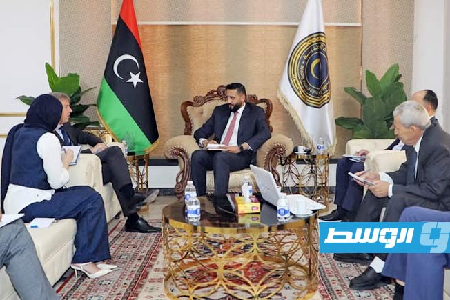 لقاء وزير الاقتصاد المكلف في حكومة «الوحدة الوطنية الموقتة» سهيل أبوشيحة مع القائم بالأعمال الألماني دانيال شيمسكي، 27 أغسطس 2025. (صفحة وزارة الاقتصاد على فيسبوك)