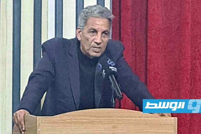 الكاتب منصور بوشناف خلال مداخلته عقب محاضرة أوجه التقاطع بين الأدب والقانون للدكتور الكوني عبودة بالقبة الفلكية في 18 نوفمبر 2025. (بوابة الوسط)