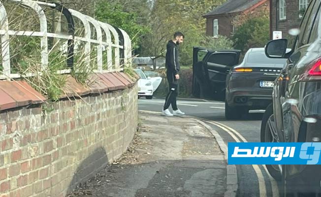 تحطم مقدمة سيارة البرتغالي برونو فيرنانديز من نوع «بورش» قبل مواجهة فريقه «مانشستر يونايتد» ضد «ليفربول» في الدوري الإنجليزي.. (الإنترنت)