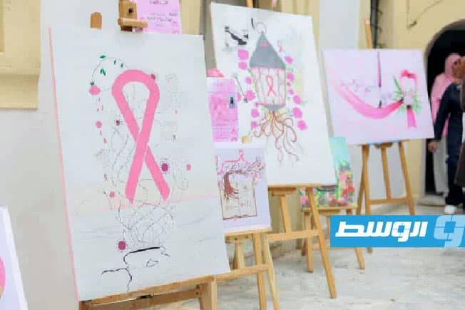 جانب من اللوحات المشاركة في معرض بريشتي أنسج التوعية. (دار نويجي للثقافة)