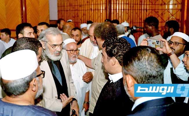 المنفي يتبادل التهاني مع المواطنين عقب أداء صلاة عيد الأضحى بمسجد جمعية الدعوة الإسلامية في طرابلس، الأربعاء 28 يونيو 2023. (المجلس الرئاسي)