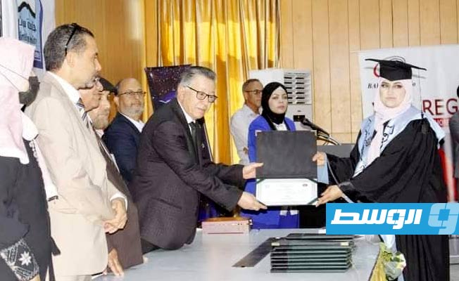 تسليم شهادة التخرج لإحدى الخريجات.