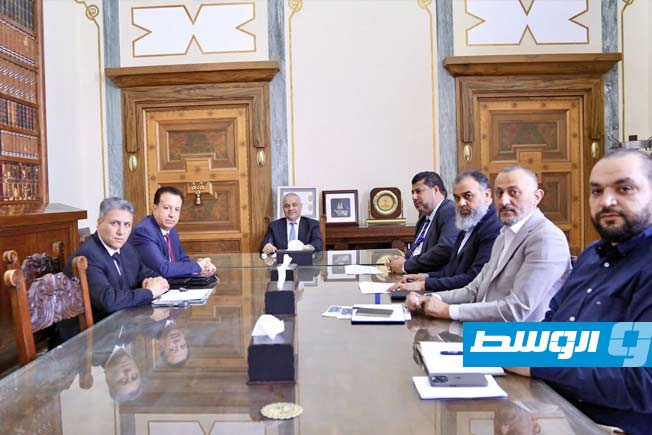 محافظ مصرف ليبيا المركزي ناجي عيسى ورئيس المؤسسة الوطنية للنفط مسعود سليمان في لقاء بالعاصمة طرابلس، 17 يونيو 2025. (المصرف المركزي)