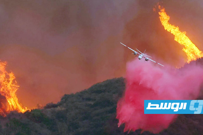 طائرة إطفاء تسقط مادة «فوس-تشيك» الوردية المثبطة للحرائق على مناطق في لوس أنجليس الأميركية في 11 يناير 2025. (أ ف ب)