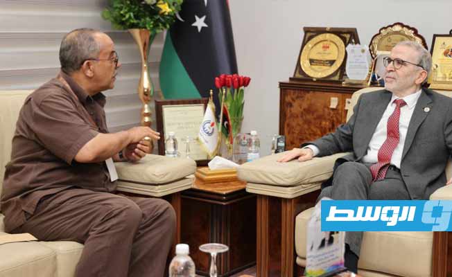 لقاء صنع الله مع رئيس نقابة النقل البري بنغازي خليل الذيب، الثلاثاء 21 يونيو 2022. (مؤسسة النفط)