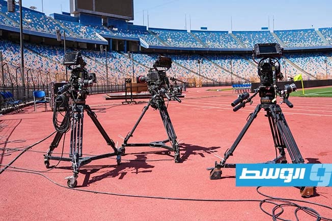 عدد من الكاميرات المخصصة للنقل مباراة السويحلي والنصر بنهائي الدوري الليبي 6 يونيو 2026 (صفحة الاتحاد الليبي لكرة القدم على فيسبوك)