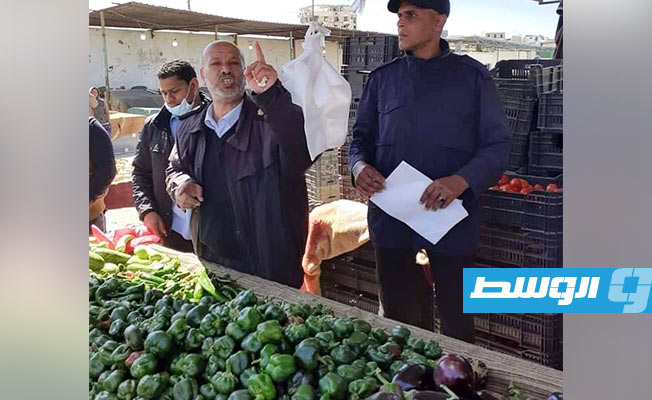 الحرس البلدي بنغازي يقوم بجولة في سوق الخضراوات لمتابعة الأسعار