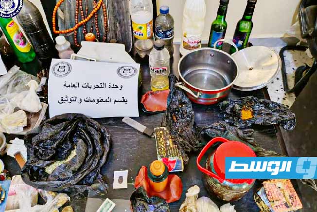 جانب من الأحراز المضبوطة مع الوافد المتهم بالشعوذة، الأحد 17 أغسطس 2025. (مديرية أمن أجدابيا)