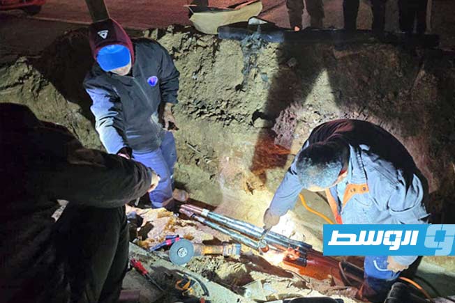 أعمال إصلاح عطل تسبب في انقطاع الكهرباء عن منطقة المساكن ببنغازي، 3 مارس 2025. (وزارة الكهرباء بالحكومة المكلفة من مجلس النواب)