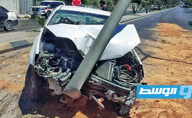سيارة تصطدم بعمود إنارة بطريق السكة، 22 يوليو 2021. (مديرية أمن طرابلس)