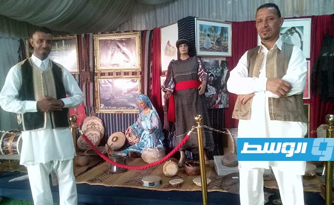 جانب من فعاليات المعرض الفني. (بوابة الوسط)