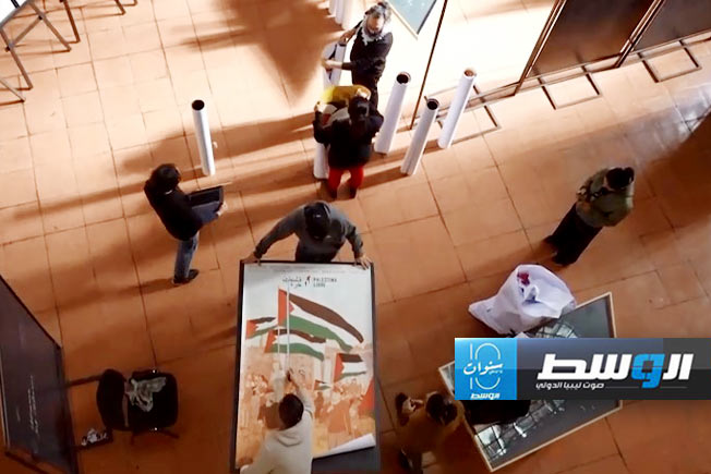 لقطة مثبتة من فيديو بثه موقع «يورنيوز» من المعرض الفني المقام بالمتحف الوطني التشيلي للتضامن مع فلسطين. (يورونيوز)