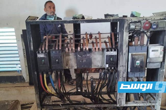 استبدال خلية معطوبة بأخرى جديدة بمحطة القبايلية في عين زارة، 3 أبريل 2026. (شركة الكهرباء)