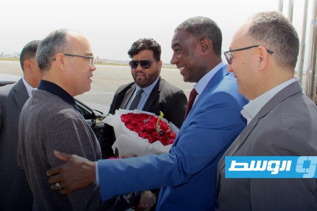 مراسم استقبال مدير عام الديوانة التونسية والوفد المرافق له بمطار معيتيقة، الأحد 13 أبريل 2025. (مصلحة الجمارك الليبية)