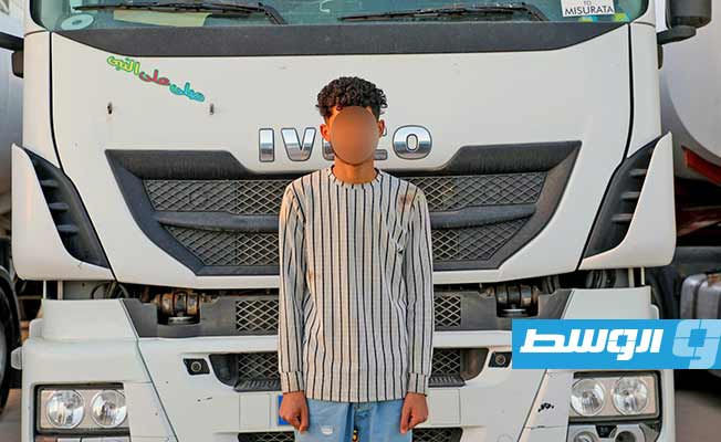 الشاحنات والمتهمين الموقوفين أثناء محاولة تهريب الوقود في مصراتة. (إدارة المهام الخاصة)