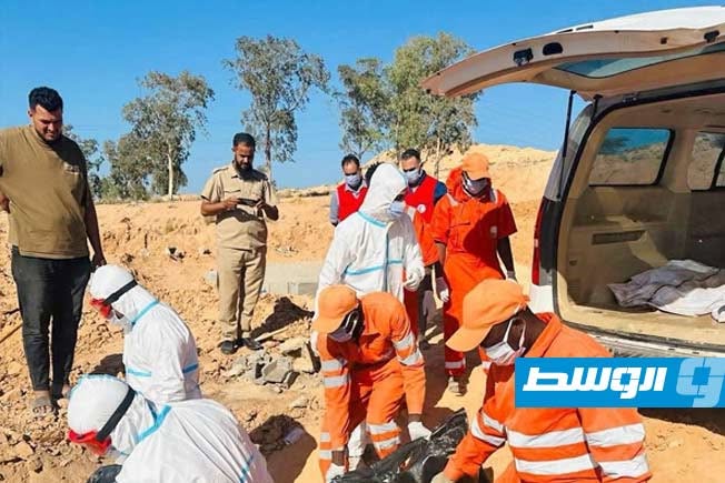 انتشال ودفن جثامين 15 مهاجر في الخمس، 15 يونيو 2026. (مركز طب الطوارئ والدعم)
