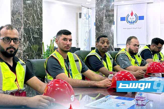 مجموعة فرق الإطفاء أثناء الدورة التدريبية، الثلاثاء 2 سبتمبر 2025. (شركة البريقة لتسويق النفط)