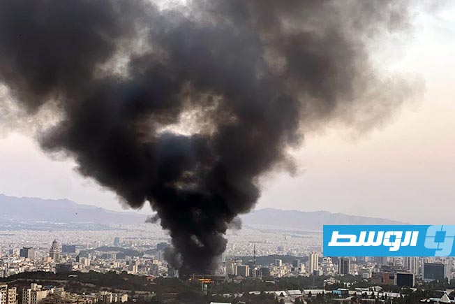 أعمدة الدخان ترتفع من مبنى التلفزيون الرسمي الإيراني عقب الضربة الإسرائيلية. (الإنترنت)