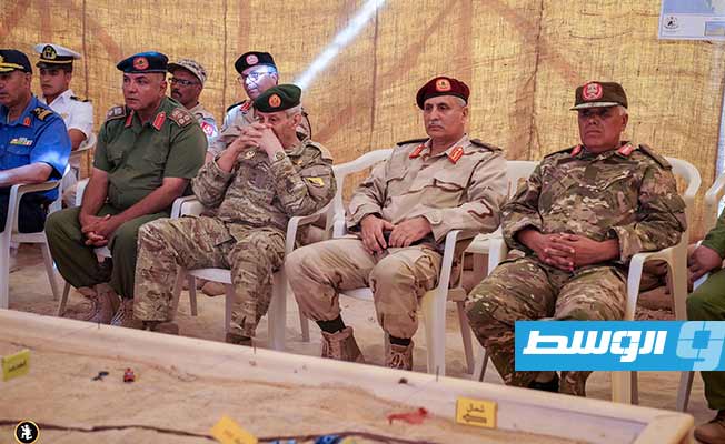 القيادات العسكرية التابعة للقيادة العامة أثناء متابعة شرح فعاليات المناورة رعد 2021. الثلاثاء 19 أكتوبر 2021. (الإعلام الحربي)