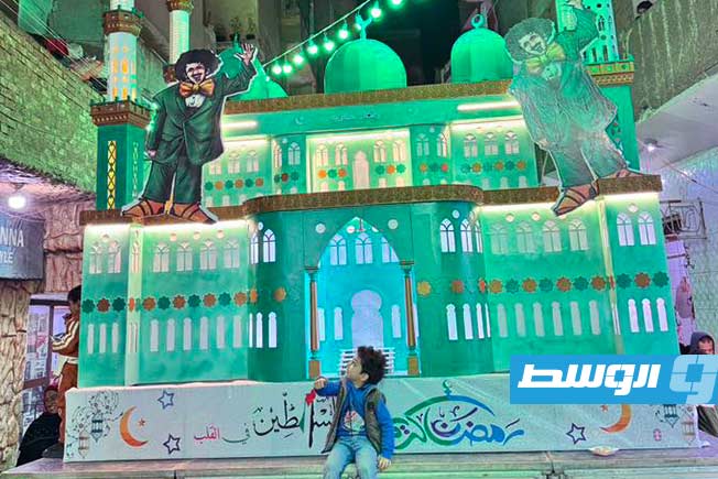 أهالي البراجيل بمصر يشيدون أكبر فانوس رمضاني على شكل مسجد، مزينبعبارات دعم لفلسطين، في تقليد سنوي يجمع بين البهجة والتضامن. (البراجيل محافظة الجيزة - فيسبوك)