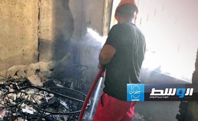 جانب من إطفاء حريق بشقة سكنية في حي الزهور بطرابلس، الخميس 20 يونيو 2024 (هيئة السلامة الوطنية)