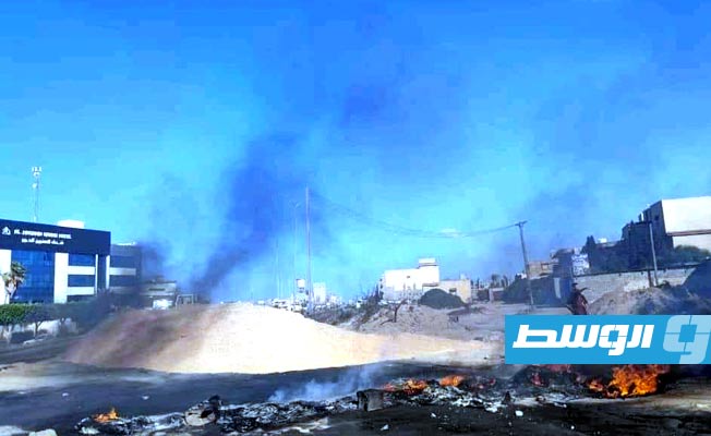 إشعال النيران في الإطارات وإغلاق طرق رئيسية في الخمس احتجاجا على قرار بخصوص ميناء المدينة البحري، الإثنين 7 أغسطس 2023 (فيسبوك)