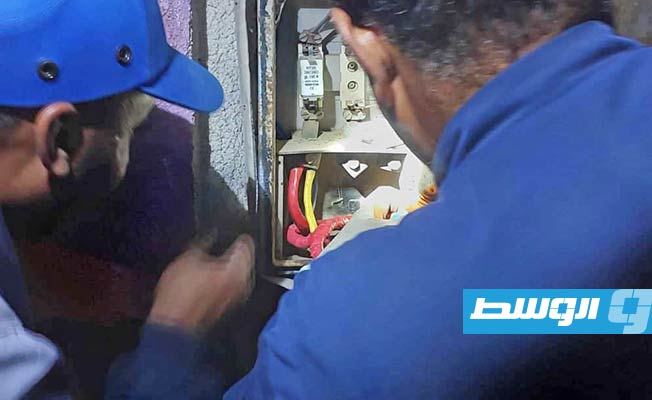 تنفيذ أعمال صيانة في وسط درنة من قبل فرقة تابعة لإدارة التوزيع زليتن، 18 سبتمبر 2023. (شركة الكهرباء)