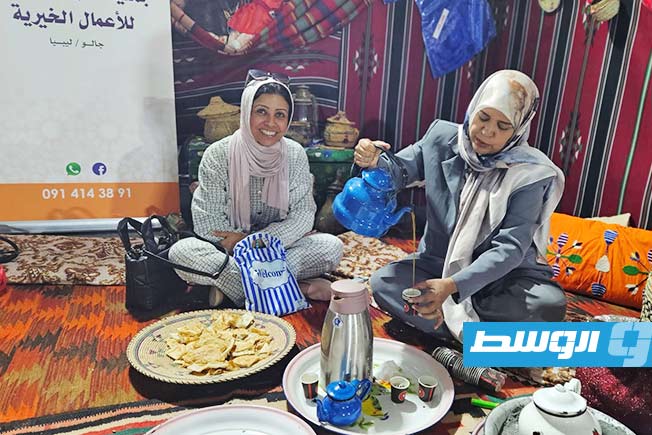 الفنانة حنان الشويهدي مع مبروكة إبراهيم شحات في بنغازي (فيسبوك)