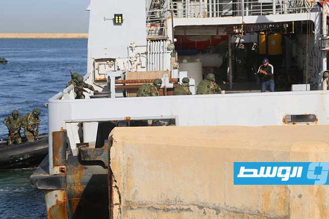 جانب من محاكاة لعملية تفتيش بحرية خلال حفل تخريج دفعتين بالقوات الخاصة البحرية في قاعدة طرابلس، الخميس 13 فبراير 2025 (رئاسة الأركان العامة)