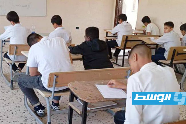 طلاب يؤدون الامتحان في إحدى مدارس طرابلس، 19 مايو 2025. (التعليم)