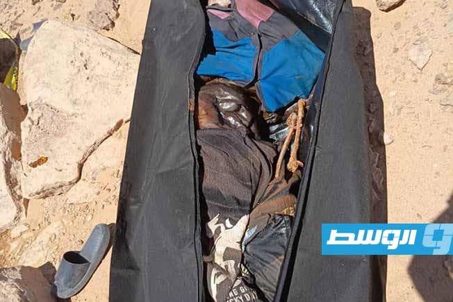 انتشال جثة لمهاجر أفريقي بالحدود «الليبية - الجزائرية»، الإثنين 22 يونيو 2026. (جهاز حرس الحدود)