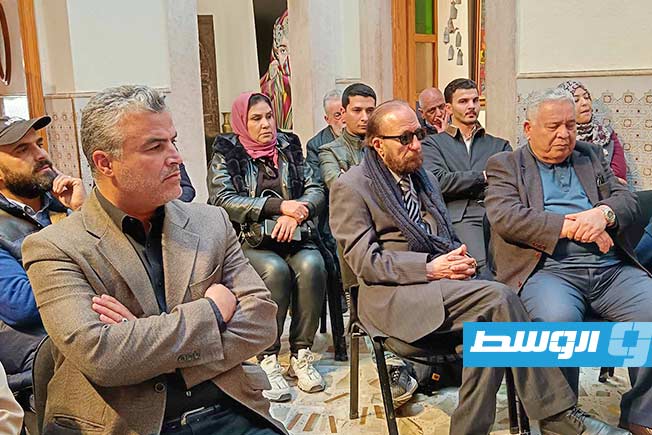 من حفل توقيع الديوان الأول لأستاذ ورئيس قسم العلوم السياسية بجامعة نيوإنغلاند الأميركية الدكتور علي عبداللطيف حميده في طرابلس، 26 فبراير 2025. (بوابة الوسط)