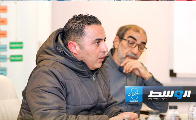 اجتماع خبراء شركة «سديم» الفرنسية مع مهندسي ومديري محطة درنة لتحلية المياه. (صندوق إعادة إعمار درنة والمدن والمناطق المتضررة)