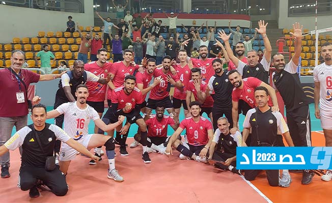 المنتخب الليبي للكرة الطائرة يحتفل في الملعب. (فيسبوك)