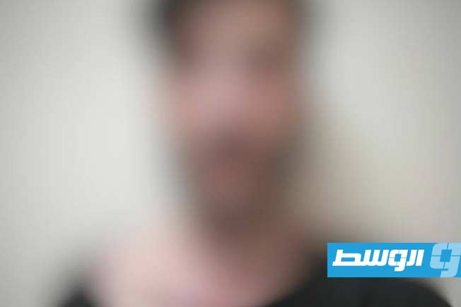 صورة مموهة لأحد المتهمين المطلوبين بقضايا مخدرات في بنغازي، السبت 20 سبتمبر 2025. (جهاز البحث الجنائي)