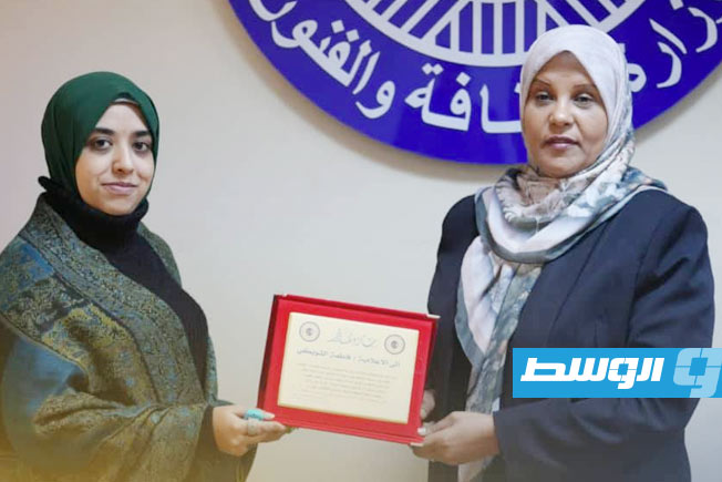 وزيرة الثقافة والفنون، د.صالحة الدروقي تكرم اللجنة المصاحبة لمعرض بنغازي الدولي للكتاب في 27 نوفمبر 2025. (فيسبوك)