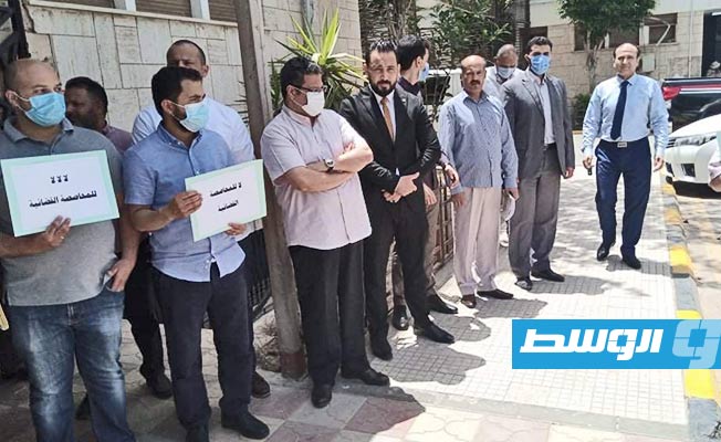 من الوقفة الاحتجاجية لأعضاء في الهيئات القضائية بنطاق محكمة استئناف طرابلس، 11 مايو 2021. (بوابة الوسط)