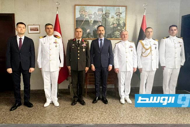 السفير التركي كوفن بيقتش يستقبل وفدا من القوات البحرية التركية، طرابلس، 17 أغسطس 2025 (السفارة التركية لدى ليبيا)