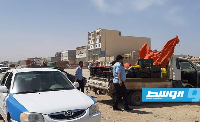 إزالة الباعة المتجولين على الطرق العامة في بنغازي, 3 يونيو 2021. (جهاز الحرس البلدى بنغازي)