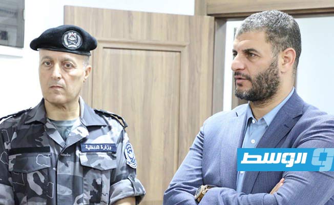 الطرابلسي أثناء تفقده غرفة تأمين الانتخابات البلدية، 16 نوفمبر 2024 (وزارة الداخلية)