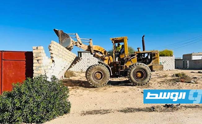إزالة الاعتداءات على أرض المركز الثقافي في أجدابيا. (الإنترنت)