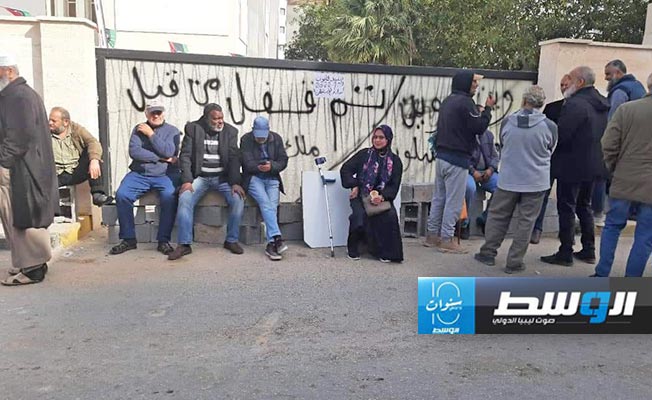 وقفة عدد من ملاك المحافظ الاستثمارية أمام صندوق الإنماء في طرابلس، 6 مارس 2024. (الرابطة العامة للملاك)