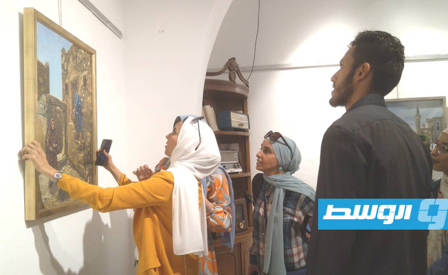 جانب من الجمهور واللوحات (بوابة الوسط)
